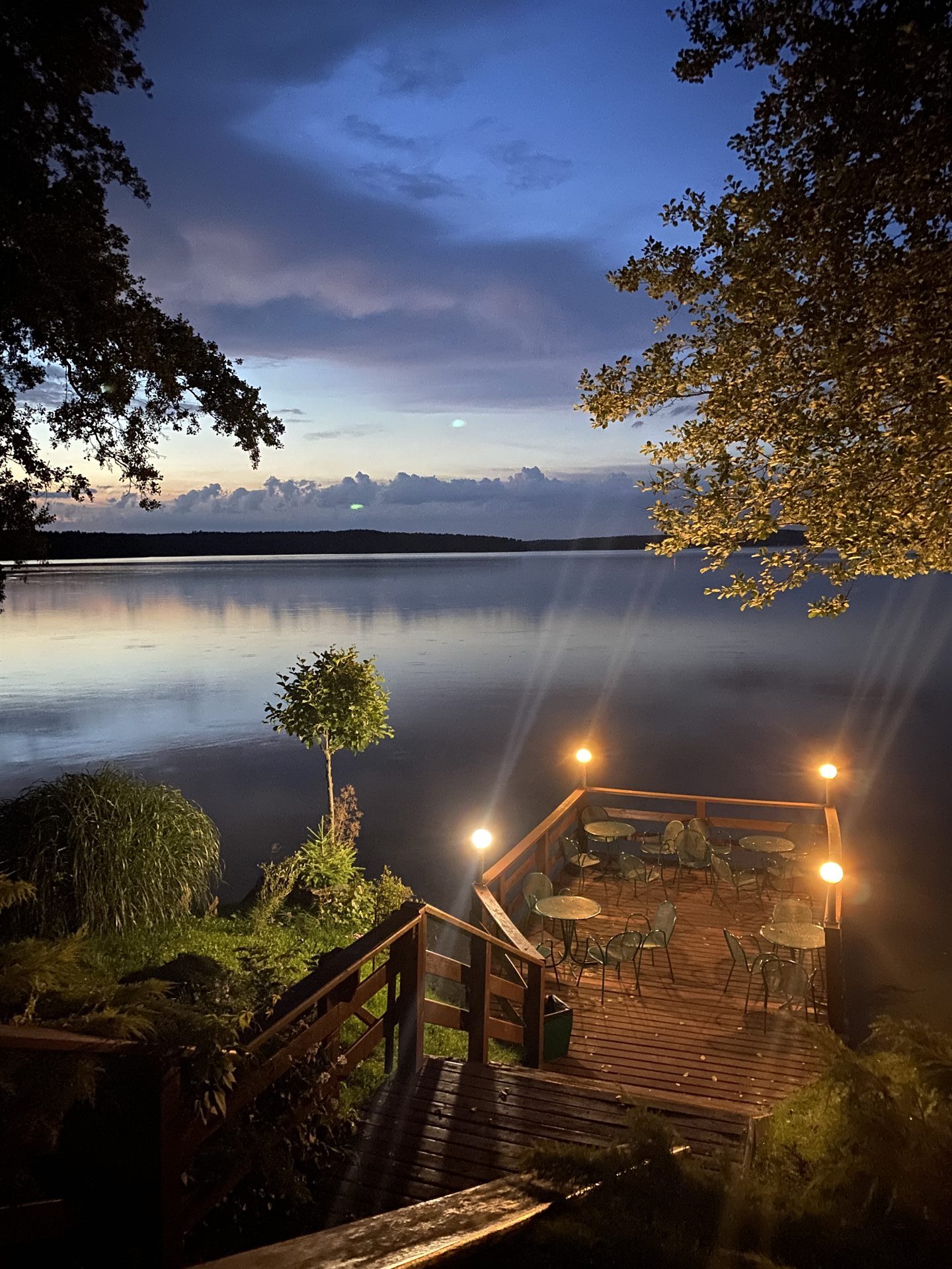 widok na jezioro nocą