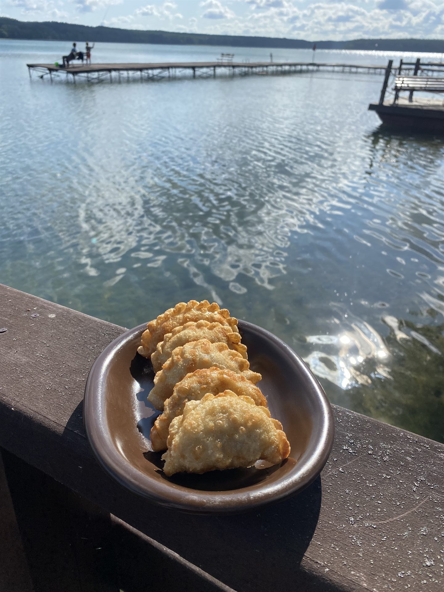 pierogi na poręczy pomostu nad jeziorem